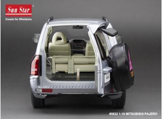 Mitsubishi Pajero V73, cool silver SunStar Metallmodell 1:18
